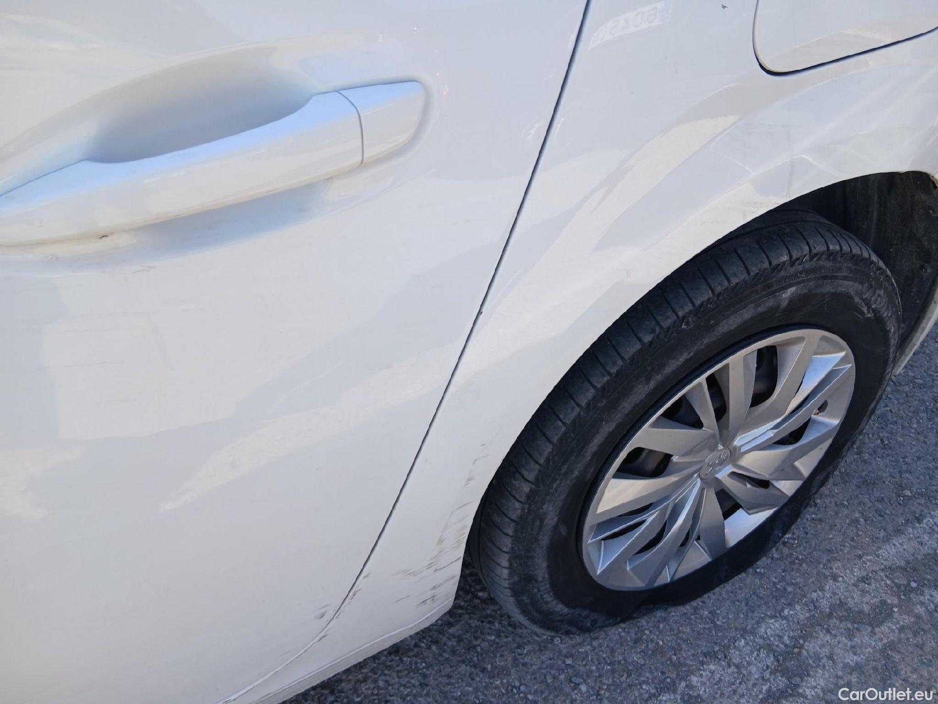  Peugeot  208 PEUGEOT  / 2019 / 5P / berlina con portón BlueHDi 73kW (100CV) Active #14