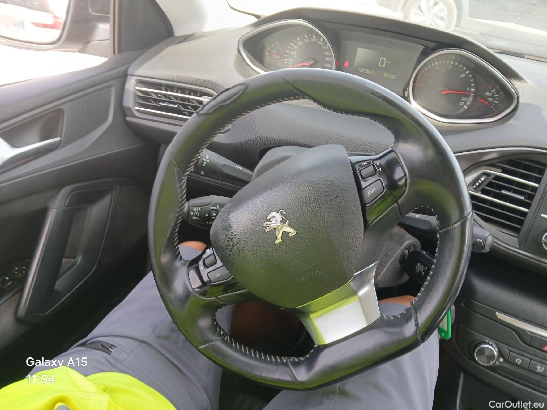 Peugeot  308 PEUGEOT  / 2017 / 5P / berlina con portón 5P Access BlueHDi 100 6 Vel. MAN #2