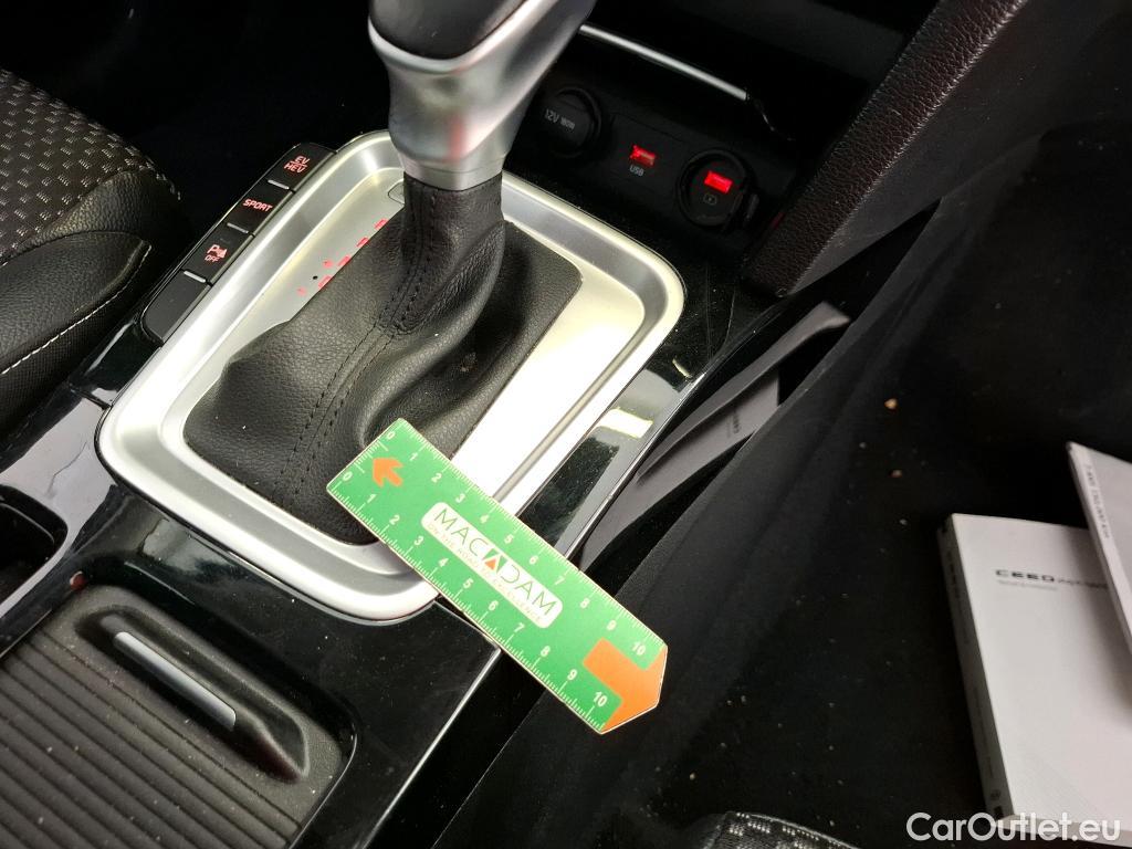  KIA  XCeed KIA  / 2019 / 5P / Crossover 1.6 GDI ISG ISG PHEV ACTIVE BUS DCT6 #36
