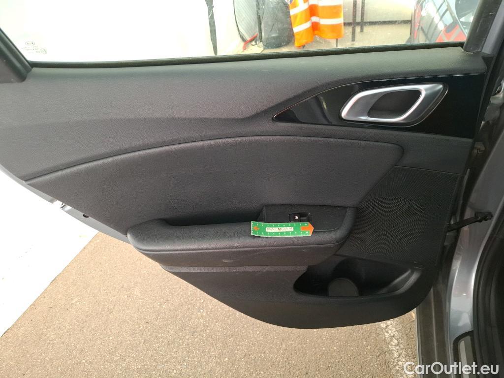  KIA  XCeed KIA  / 2019 / 5P / Crossover 1.6 GDI ISG ISG PHEV ACTIVE BUS DCT6 #53