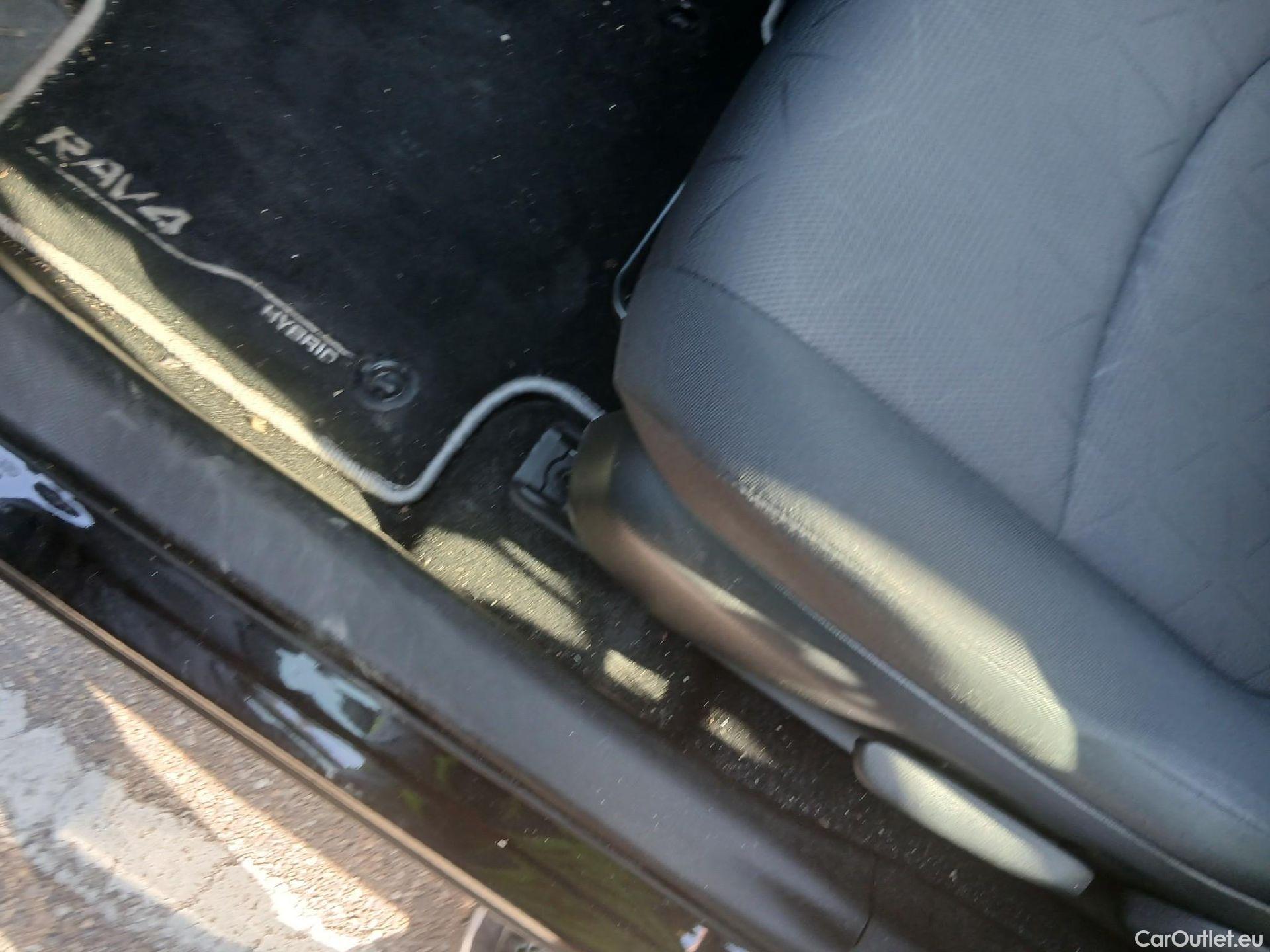  Toyota  RAV4 TOYOTA  / 2018 / 5P / todoterreno 2.5l 220H Business #4