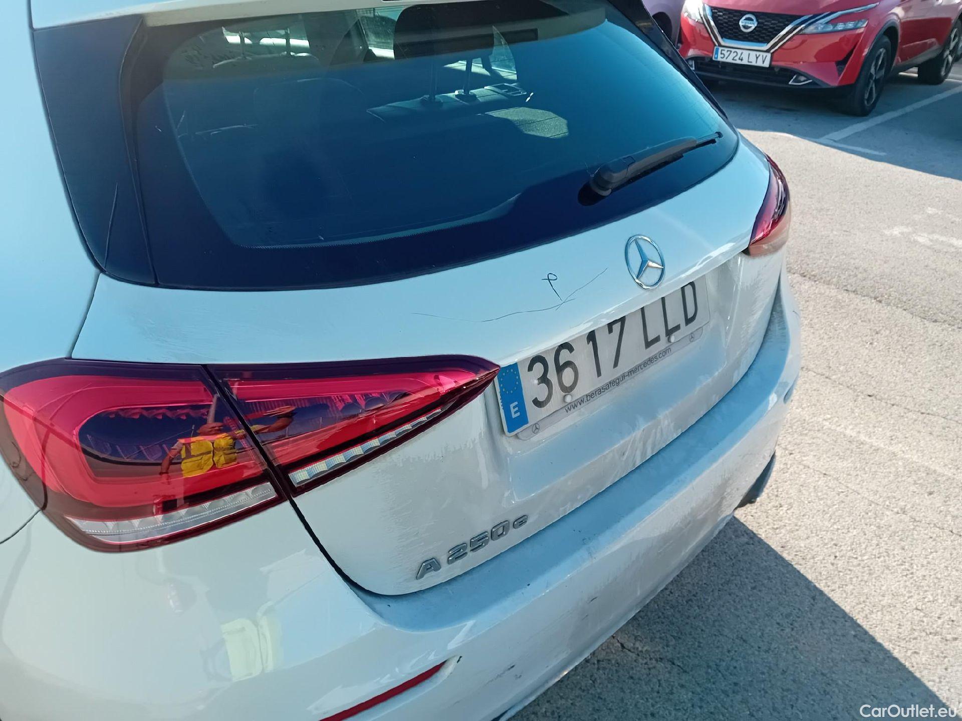  Mercedes  A-Klasse MERCEDES-BENZ Clase A / 2018 / 5P / berlina con portón A 250 e #18