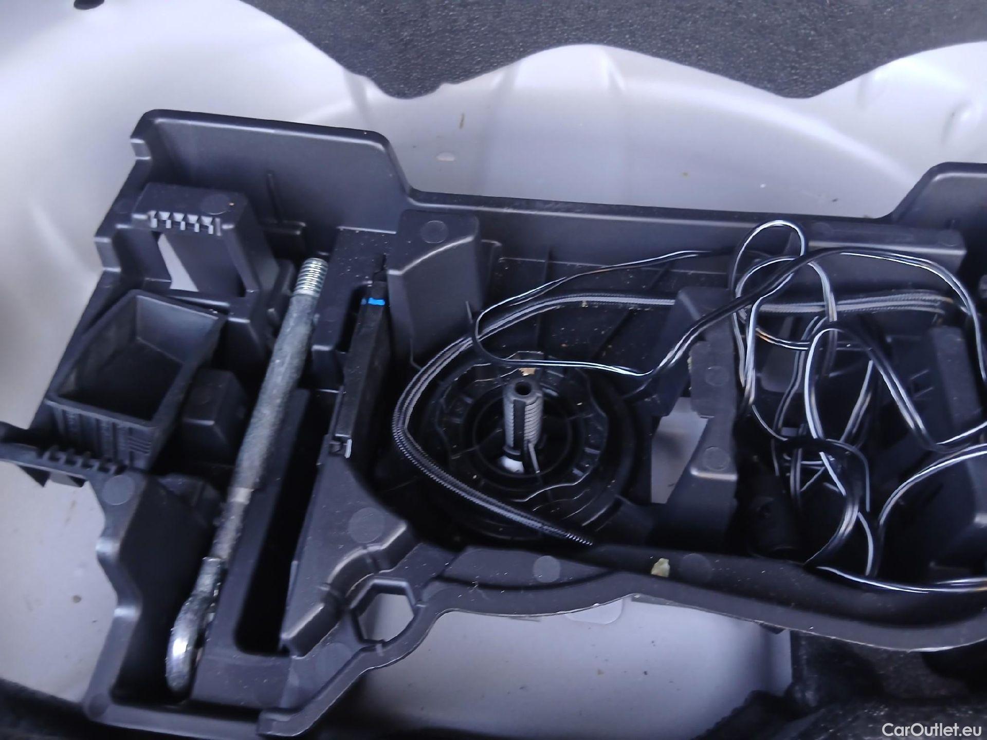  Peugeot  2008 PEUGEOT  / 2019 / 5P / todoterreno Allure Pack Puretech 130 S&S EAT8 (AC) #1