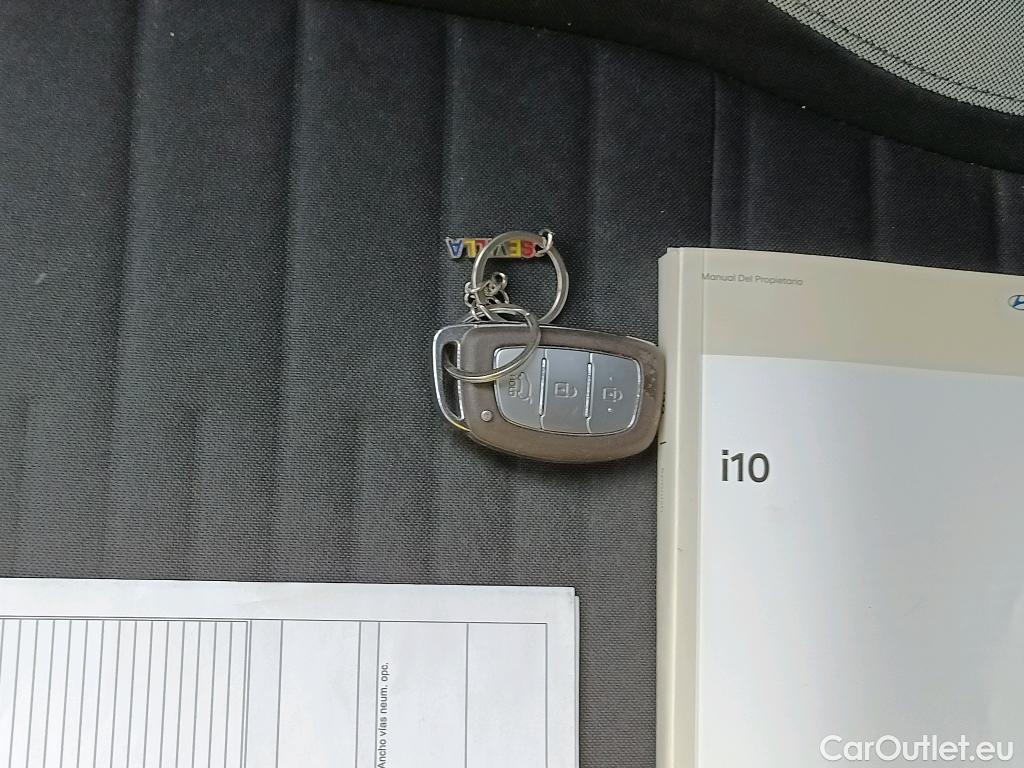  Hyundai  i10 HYUNDAI  / 2020 / 5P / berlina con portón 1.2 Tecno 2C #2