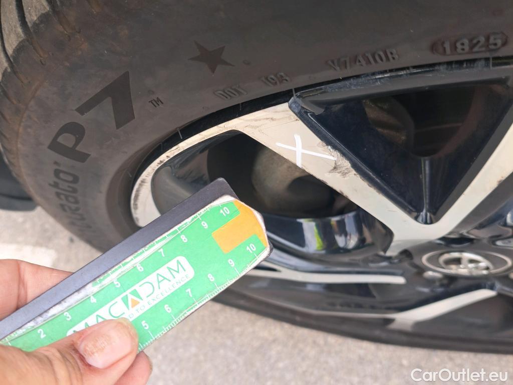  Toyota  C-HR TOYOTA  / 2016 / 5P / todoterreno 1.8 125H Advance (CX) #2