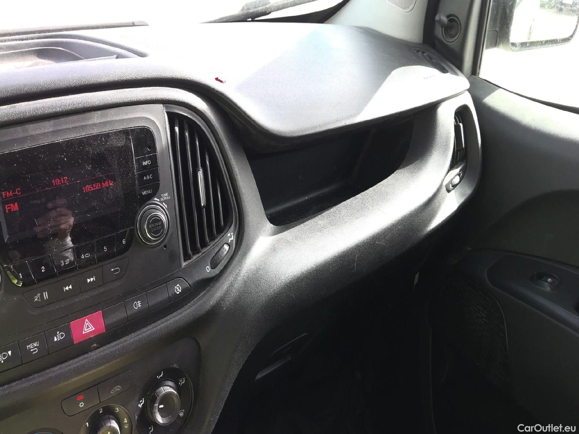  Fiat  Doblo FIAT Doblò Cargo/2015/4P/furgón derivado de turismo Cargo SX 1.3 Mjet 70 kW (95 CV) #41