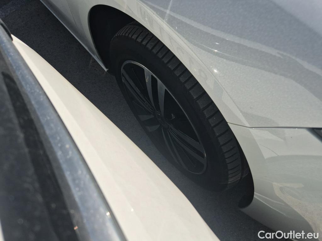  Mercedes  A-Klasse MERCEDES-BENZ Clase A / 2018 / 5P / berlina con portón A 250 e #3