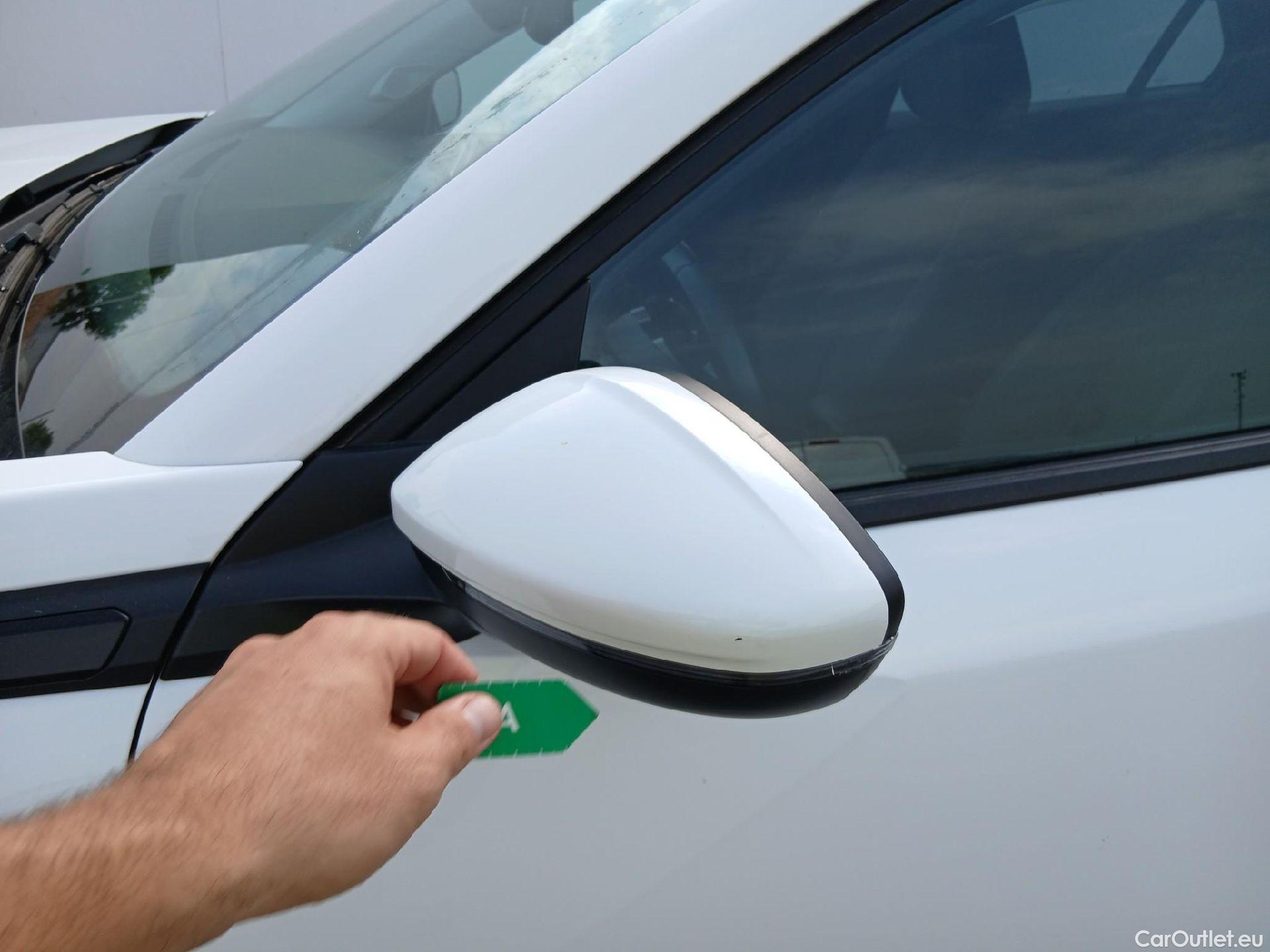  Peugeot  2008 PEUGEOT  / 2019 / 5P / todoterreno Allure Pack Puretech 130 S&S EAT8 (AC) #5