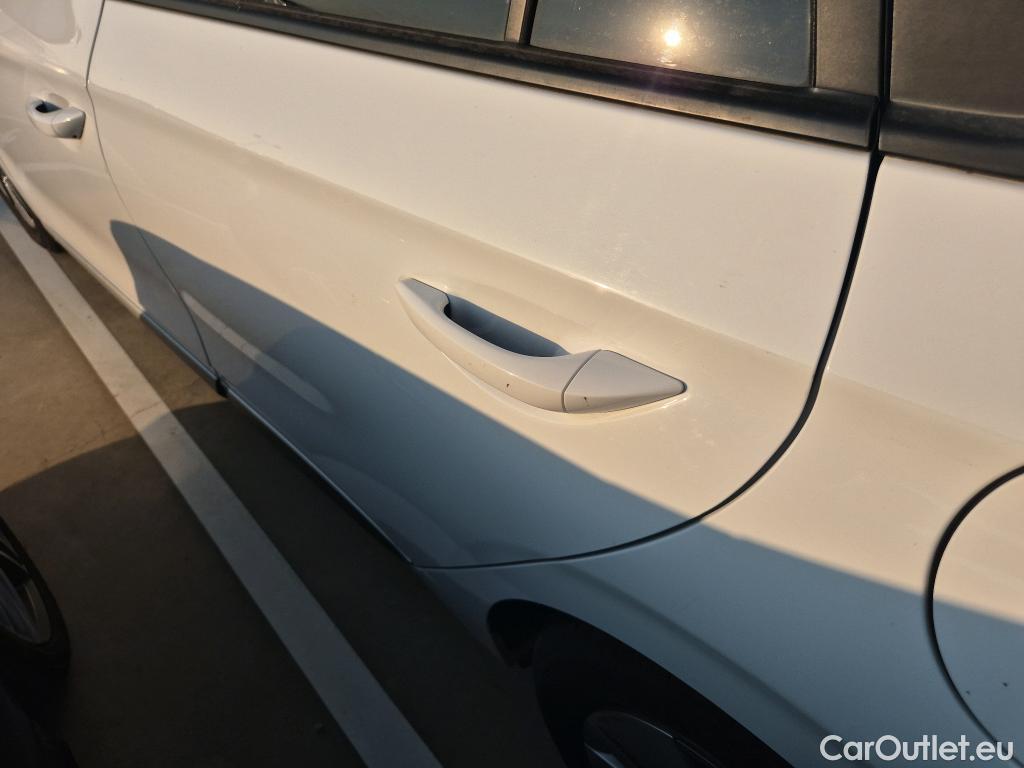  Hyundai   Ioniq HYUNDAI / 2019 / 5P / berlina con portón 1.6 GDI HEV Klass DCT #20