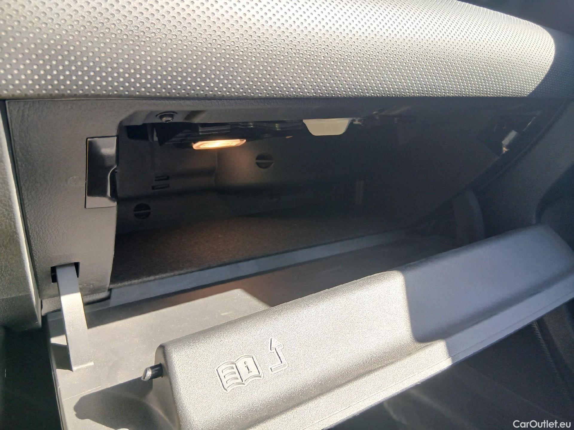  Mercedes  A-Klasse MERCEDES-BENZ Clase A / 2018 / 5P / berlina con portón A 180 #1