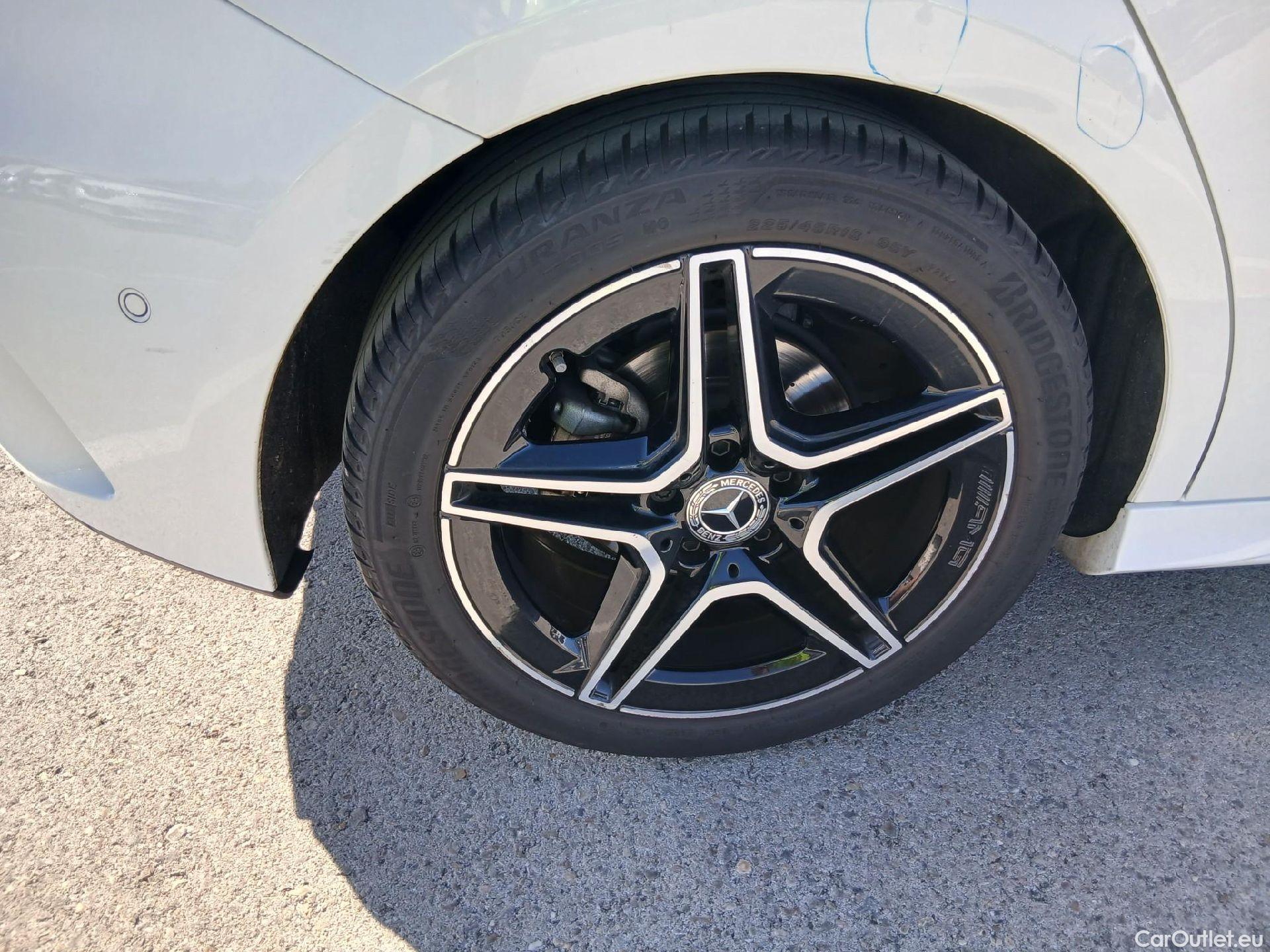  Mercedes  A-Klasse MERCEDES-BENZ Clase A / 2018 / 5P / berlina con portón A 180 #32