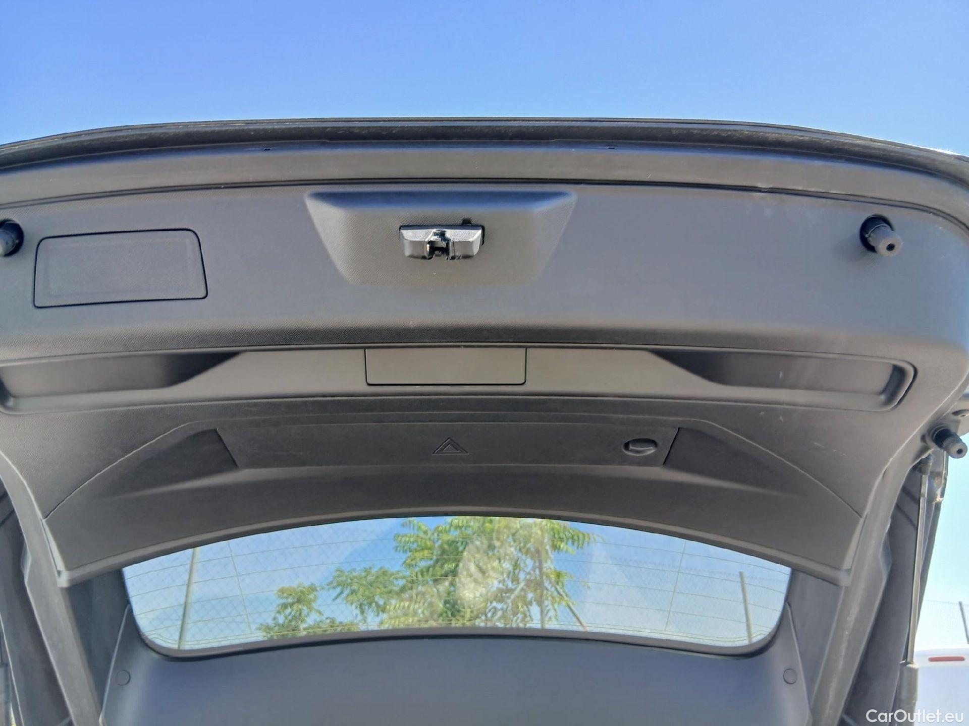  Peugeot  508 PEUGEOT  / 2018 / 5P / familiar SW Allure Pack BlueHDi 130 S&S EAT8 #19