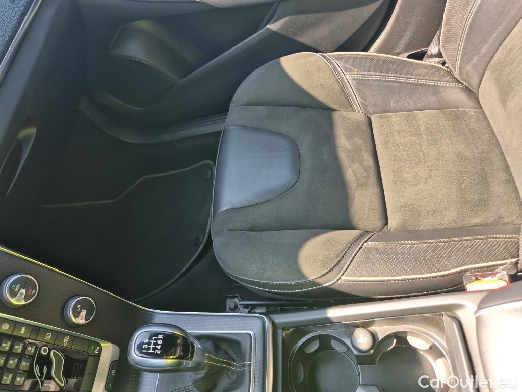  Volvo  V40  VOLVO / 2016 / 5P / berlina con portón 2.0 T3 R-Design Momentum #34