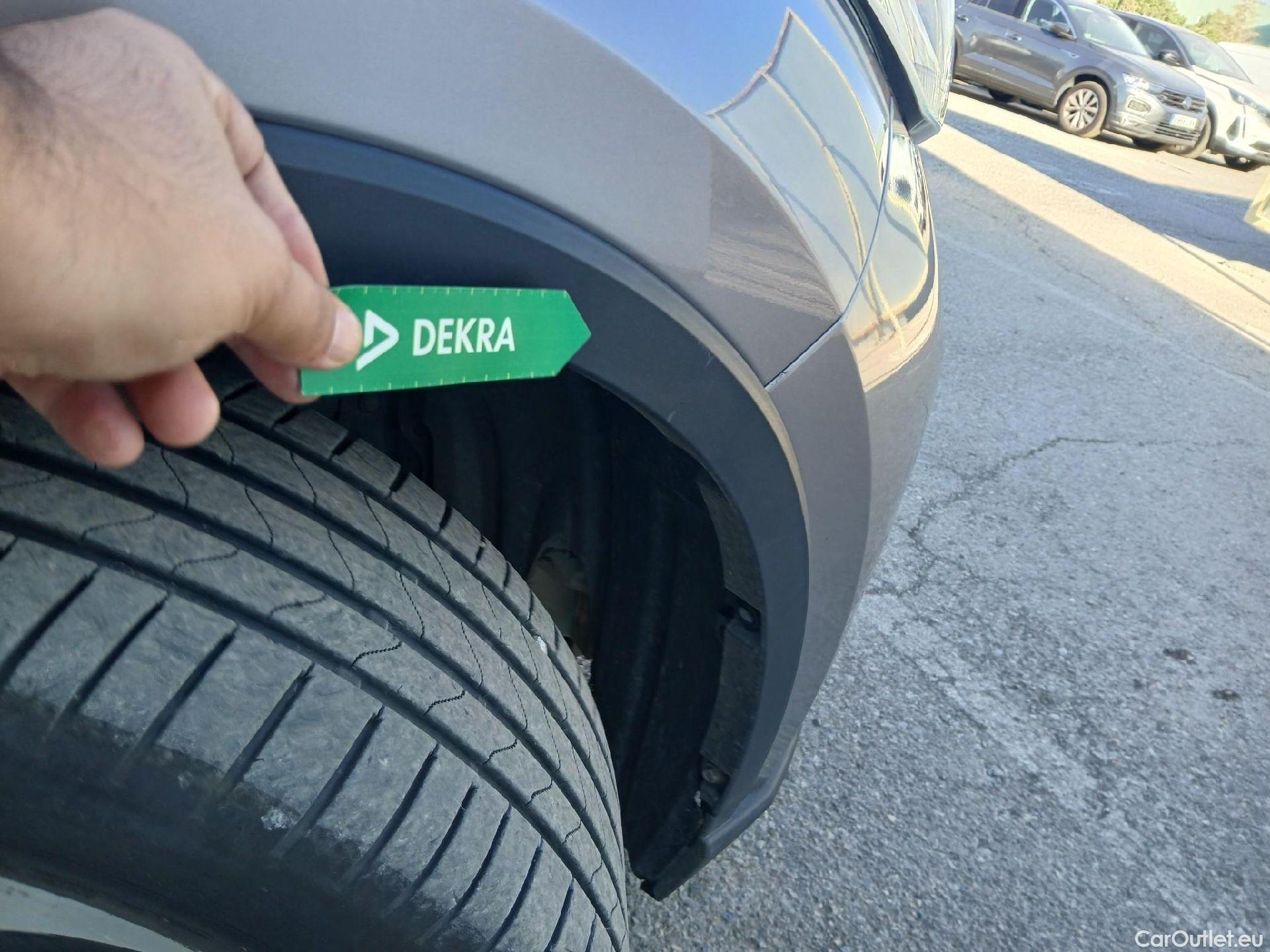  Toyota  C-HR TOYOTA  / 2019 / 5P / todoterreno 2.0 180H Advance #44