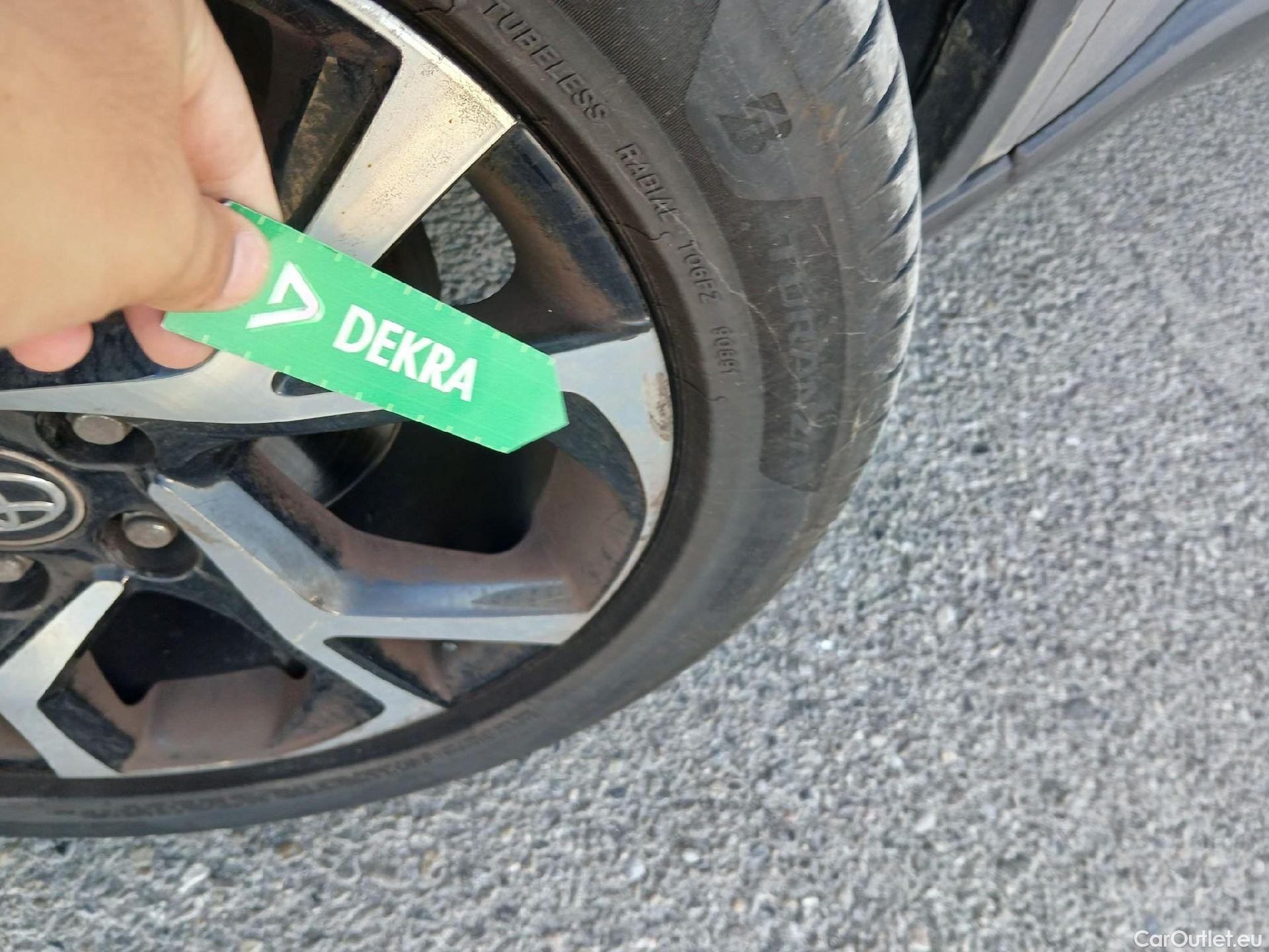  Toyota  C-HR TOYOTA  / 2019 / 5P / todoterreno 2.0 180H Advance #15
