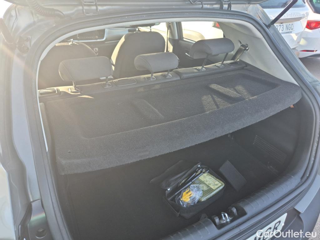  KIA  STONIC KIA  / 2017 / 5P / todoterreno 1.0 T-GDi 88kW (120CV) MHEV iMT Drive #16