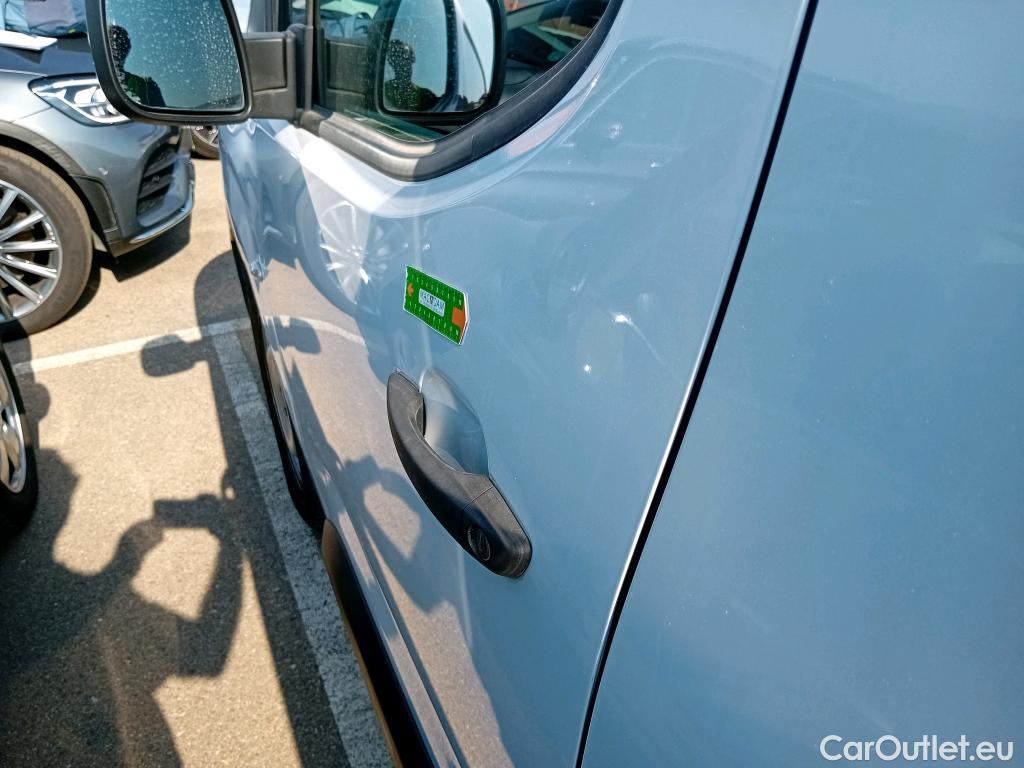  Opel  Combo OPEL  / 2018 / 3P / furgón derivado de turismo Cargo L 1000kg Diesel 1.5 100HP S&S MT E (AC) #18