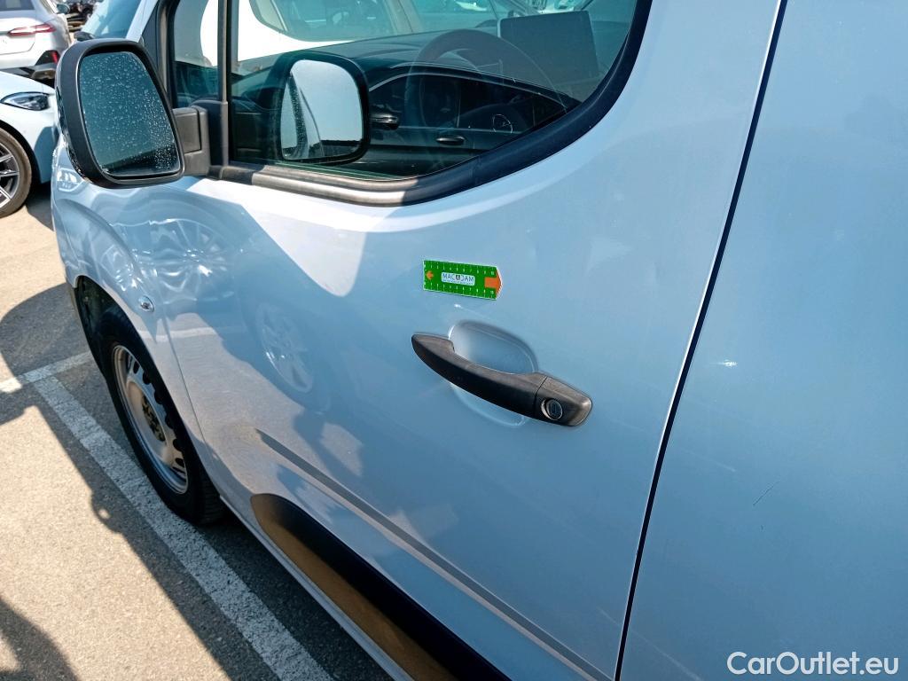  Opel  Combo OPEL  / 2018 / 3P / furgón derivado de turismo Cargo L 1000kg Diesel 1.5 100HP S&S MT E (AC) #17