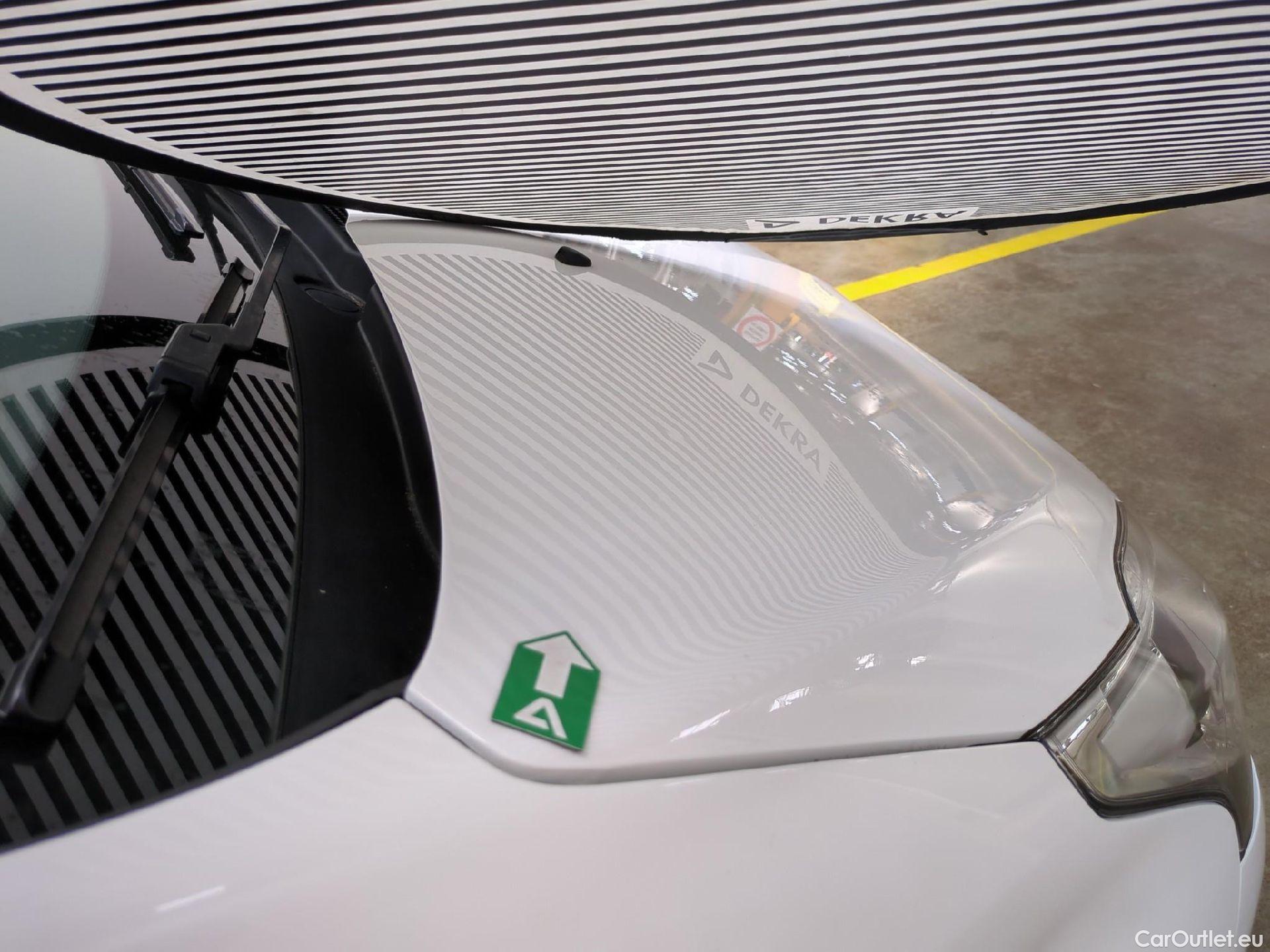  Peugeot  208  Signature 1.2 PureTech 80CV BVM5 E6dT #34