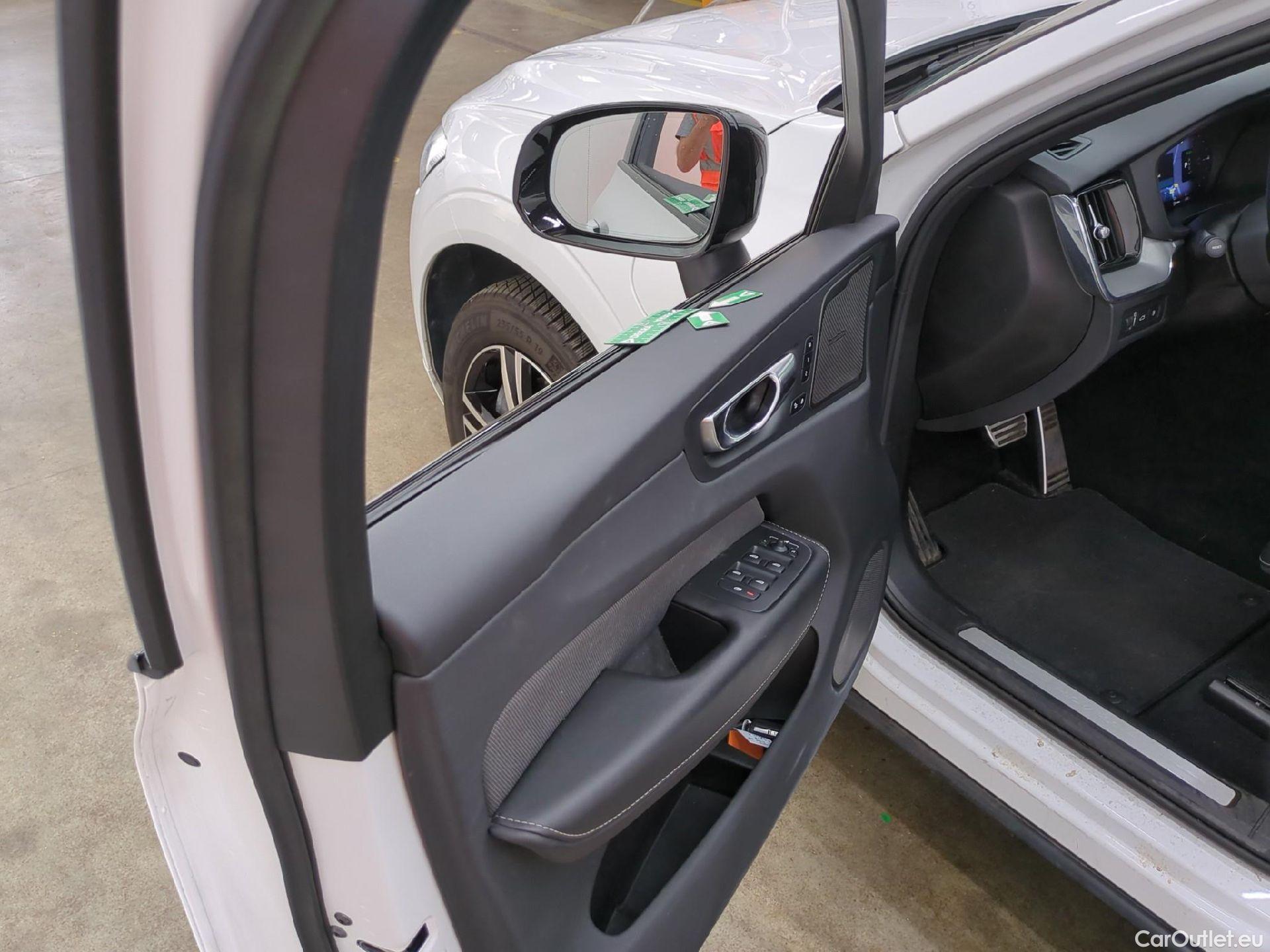  Volvo  XC60 VOLVO  / 2021 / 5P / SUV Recharge T8 455 Geartronic 8 R-Design #1