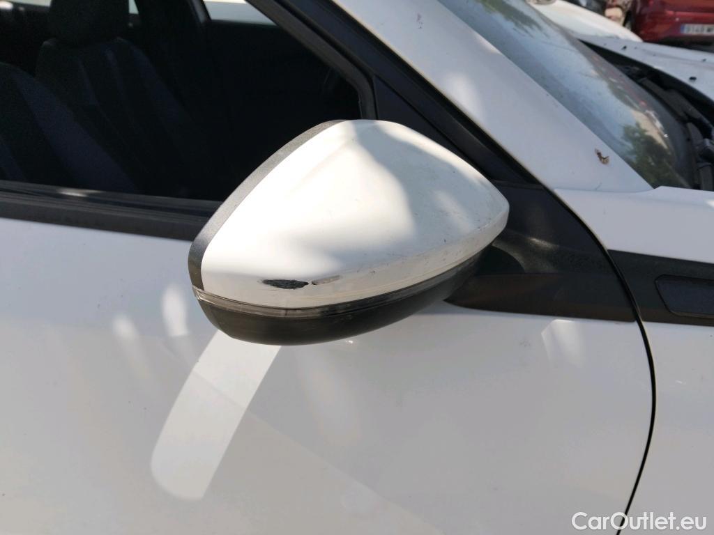  Peugeot  2008 PEUGEOT  / 2019 / 5P / todoterreno Allure BlueHDI 100 S&S BVM6 #32