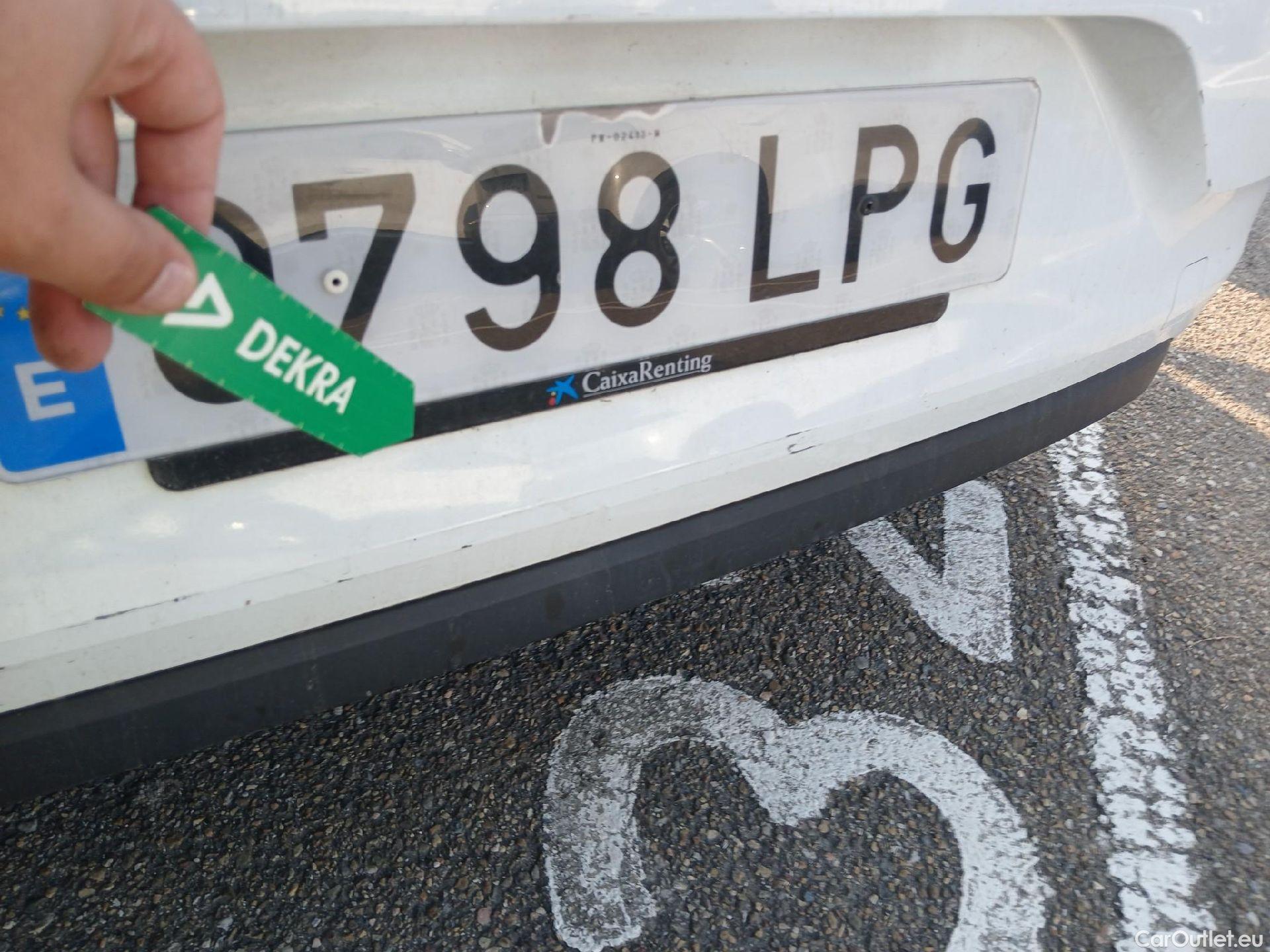  Renault  Clio RENAULT  / 2019 / 5P / berlina con portón Life SCe 49 kW (67CV) #39