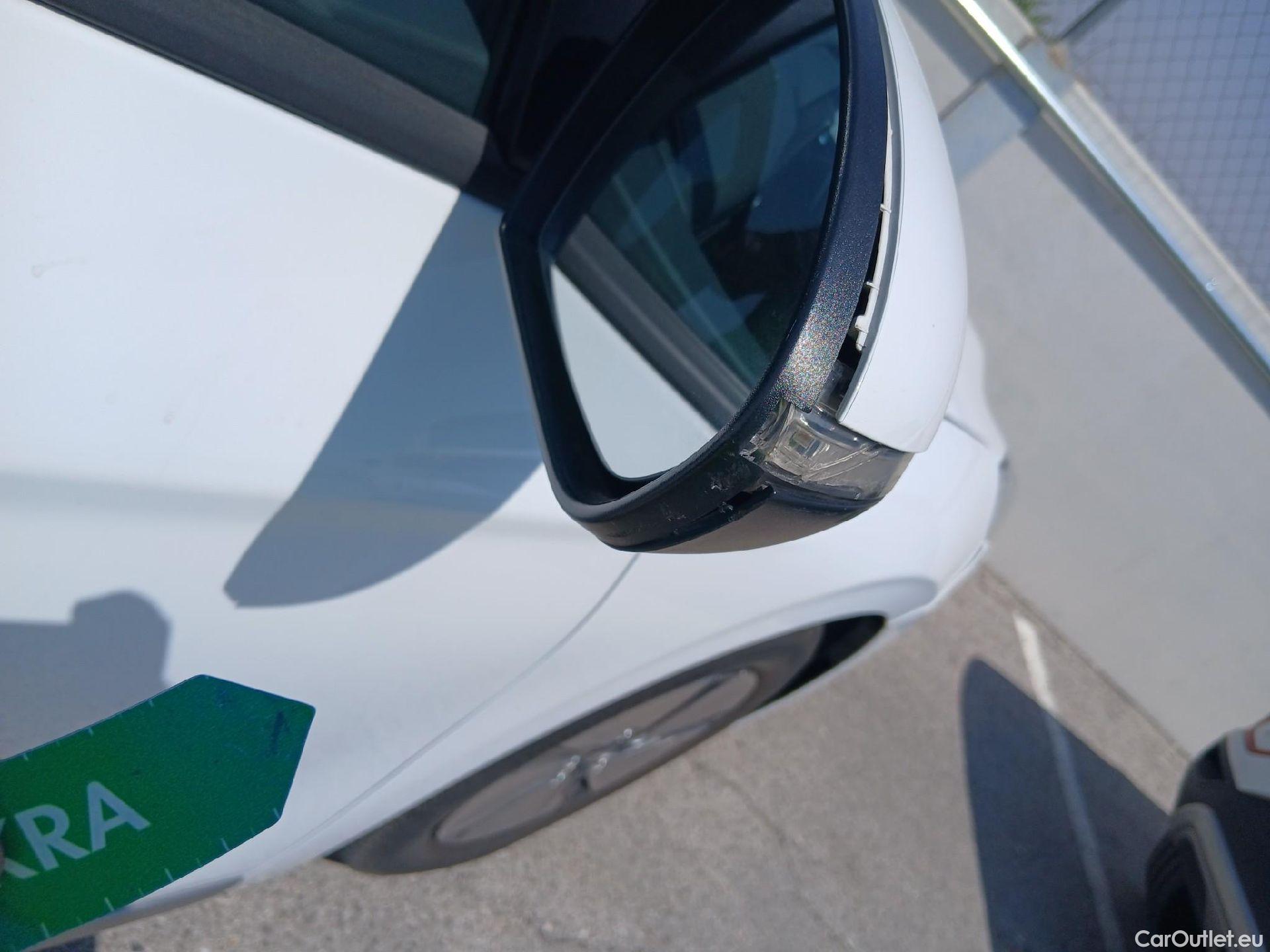  Hyundai   Ioniq HYUNDAI / 2019 / 5P / berlina con portón 1.6 GDI HEV Klass DCT #40