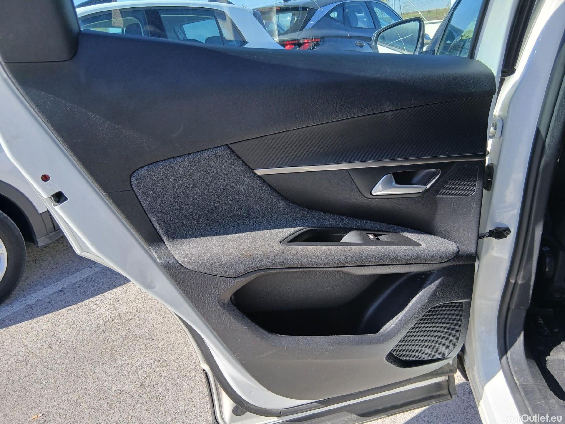  Peugeot  3008 PEUGEOT  / 2016 / 5P / todoterreno 1.2 PURETECH 96KW (130CV) ACTIVE S&S #27