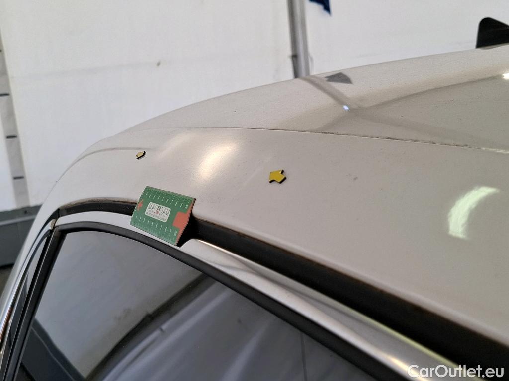  Peugeot  208 PEUGEOT  / 2015 / 5P / Berline &BLUEHDI 100 S&S ALLURE BUSINESS #53