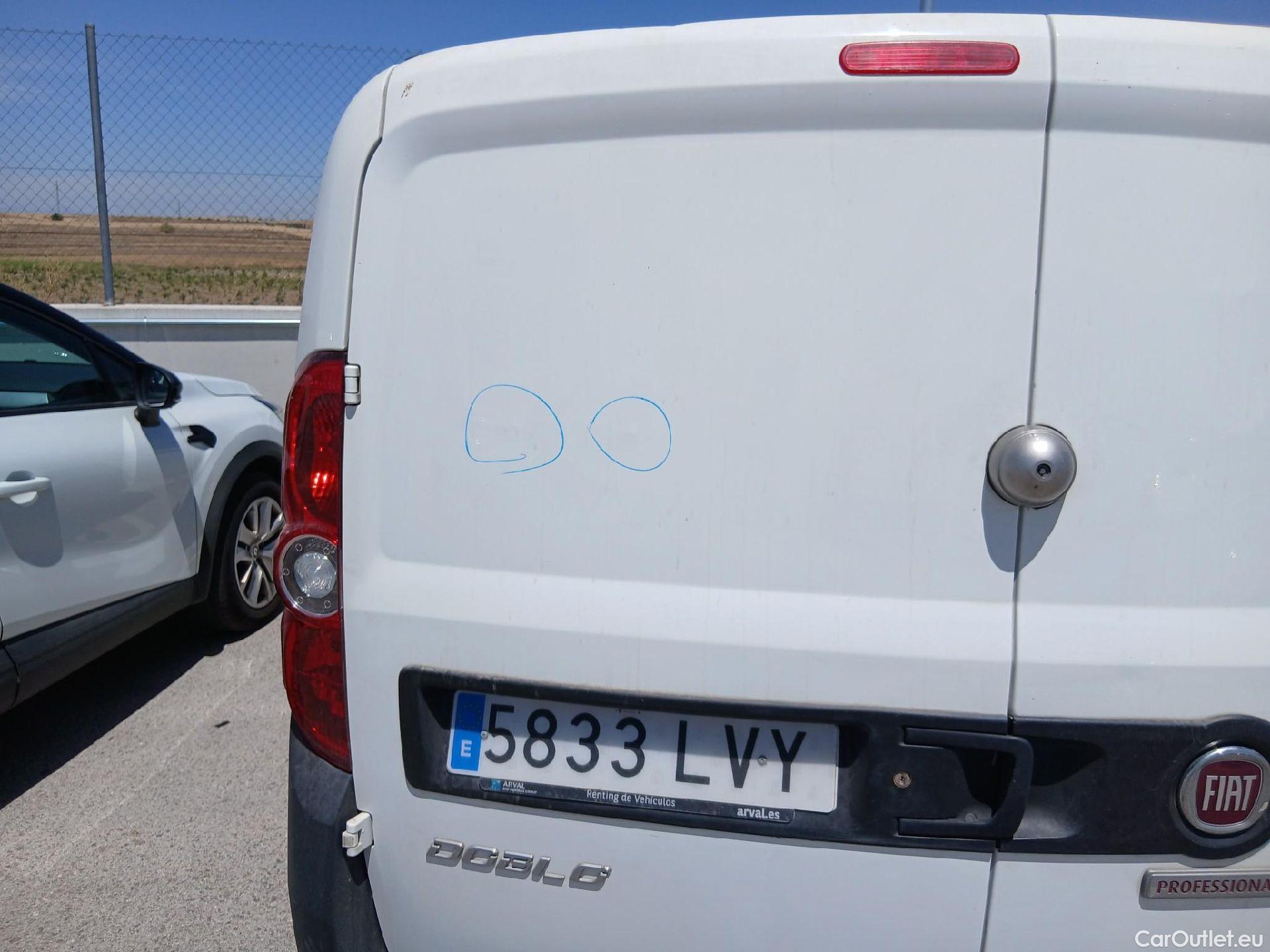  Fiat  Doblo FIAT Doblò Cargo/2015/4P/furgón derivado de turismo Cargo SX 1.6 Mjet 66kW (90CV) (AC) #18