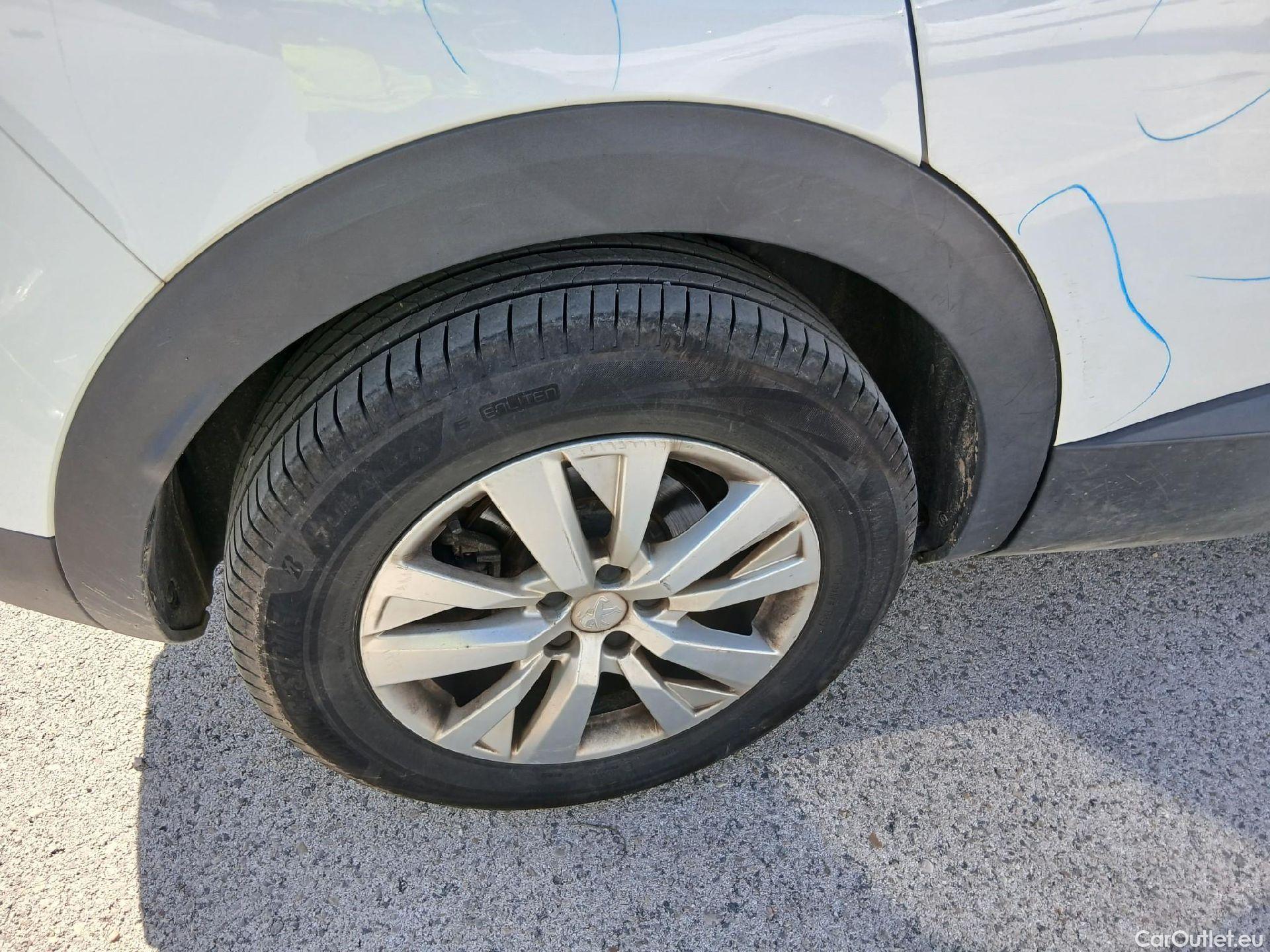  Peugeot  3008 PEUGEOT  / 2016 / 5P / todoterreno 1.2 PURETECH 96KW (130CV) ACTIVE S&S #61