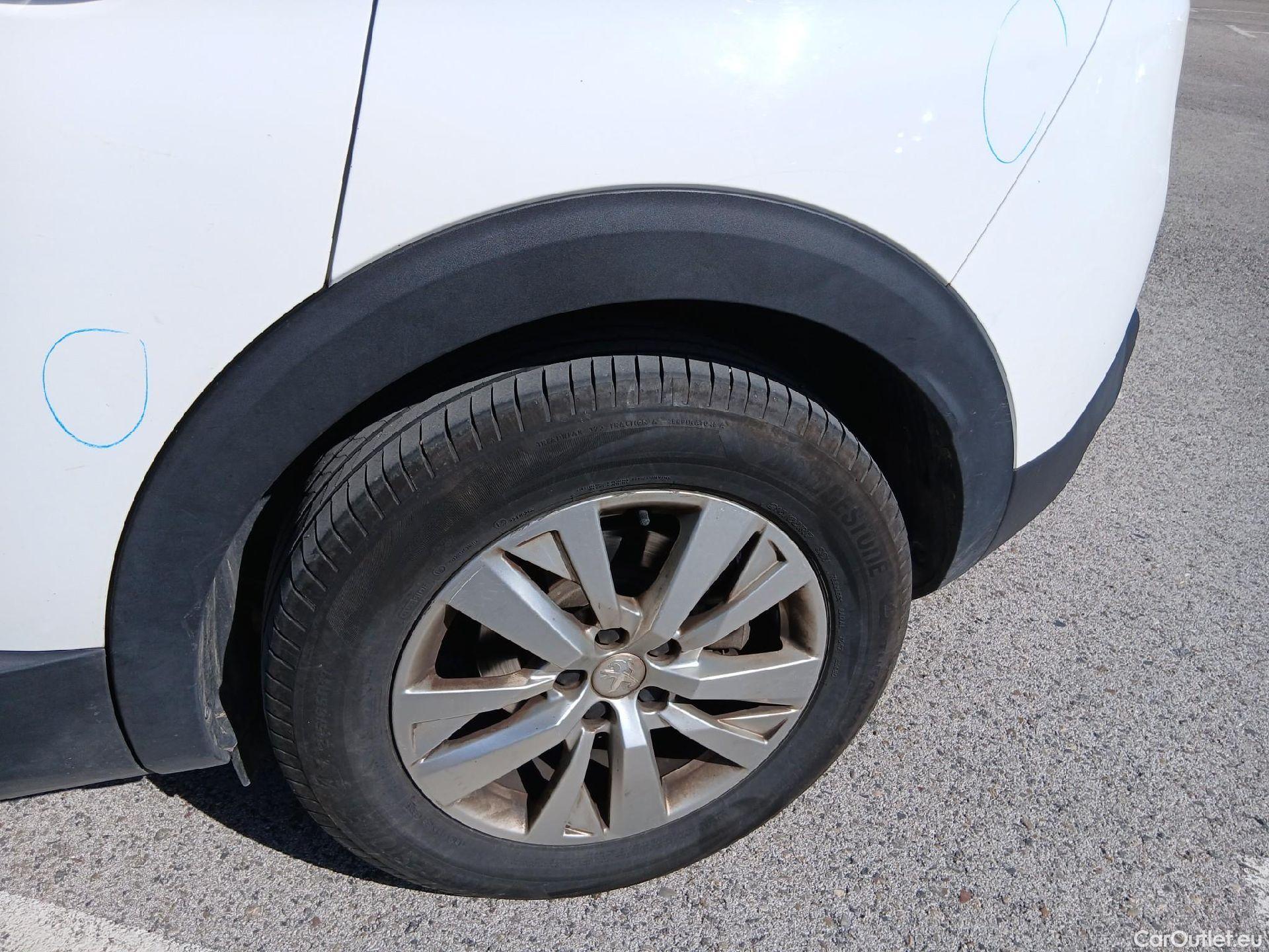  Peugeot  3008 PEUGEOT  / 2016 / 5P / todoterreno 1.2 PURETECH 96KW (130CV) ACTIVE S&S #33