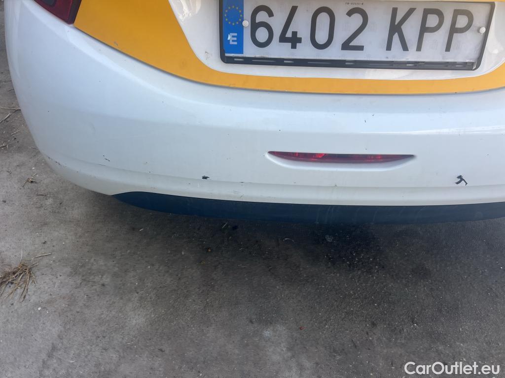  Peugeot  208 PEUGEOT  / 2015 / 5P / berlina con portón 5P ACTIVE BlueHDi 73kW (100CV) #30