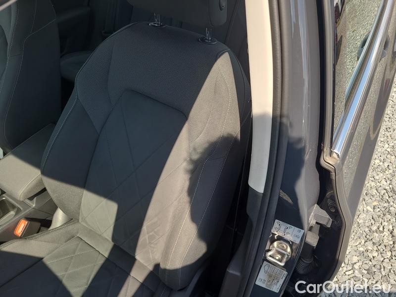  Volkswagen  Golf  VIII (CD1) (2019) Var.1.5 TSI 110 Style 5d #3