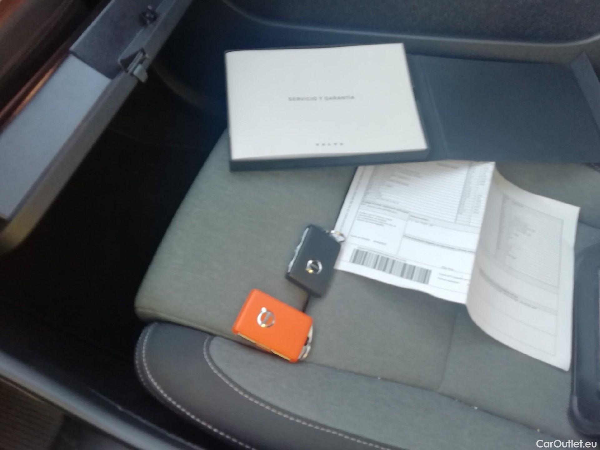  Volvo  XC 40 VOLVO XC40 / 2021 / 5P / todoterreno 1.5 T4 Recharge PHEV Core Auto #2