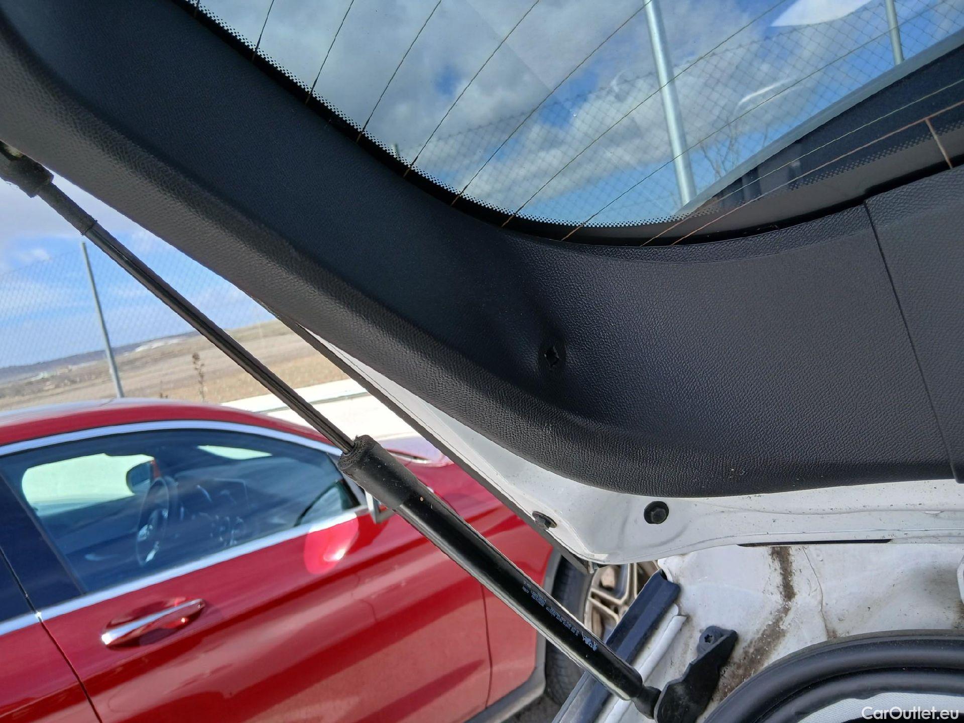 Peugeot  2008 PEUGEOT  / 2019 / 5P / todoterreno Allure BlueHDI 81kW (110CV) #29
