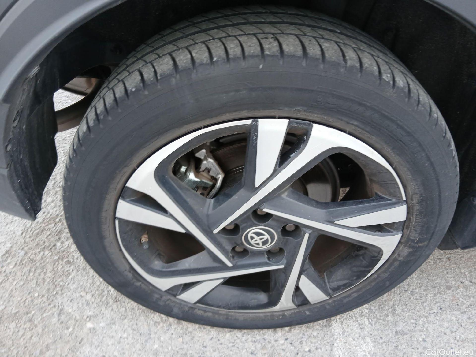  Toyota  C-HR TOYOTA  / 2019 / 5P / todoterreno 1.8 125H Advance #28