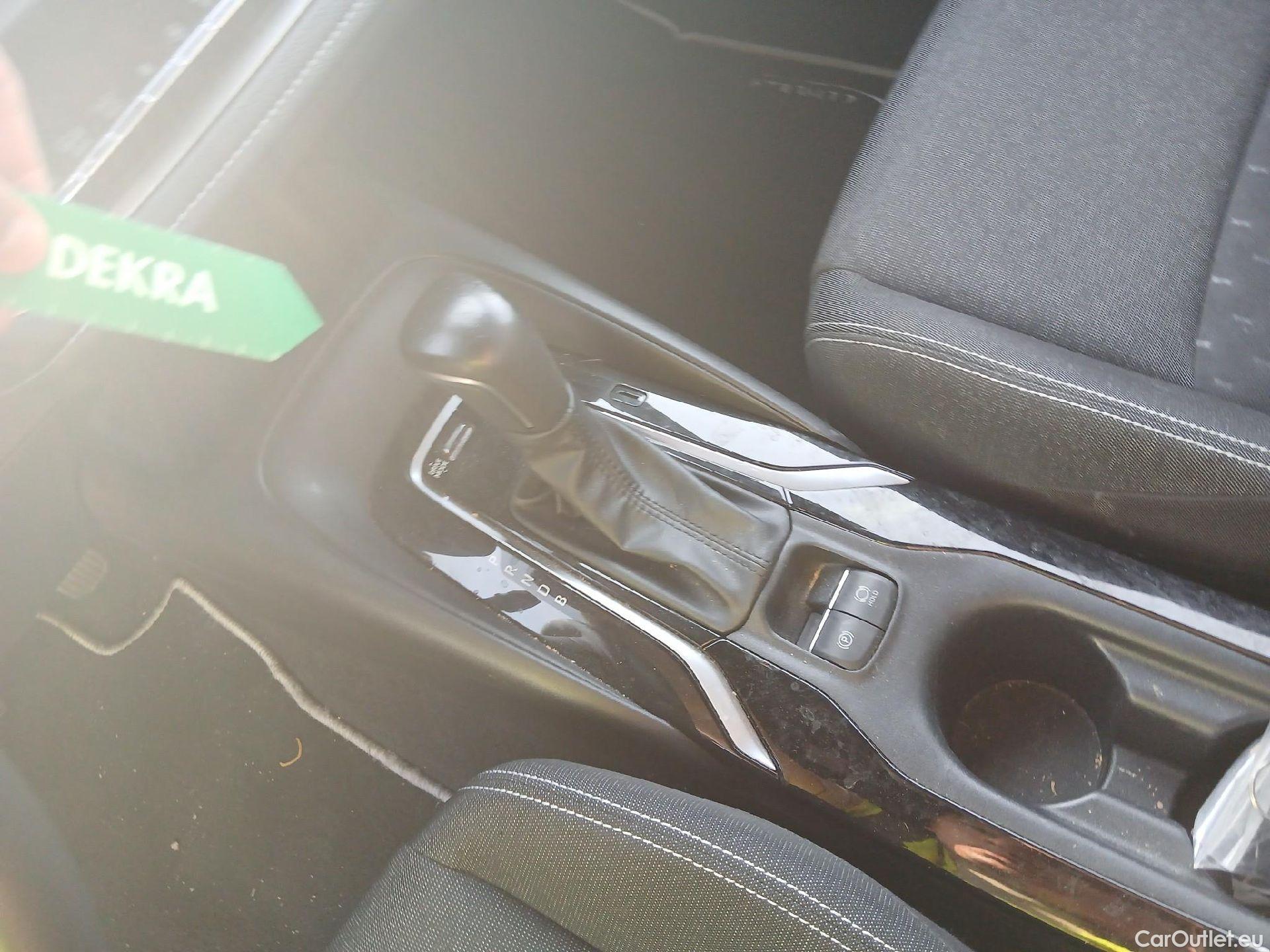  Toyota  Corolla TOYOTA  / 2019 / 5P / familiar 140H Active Plus Touring Sport #3