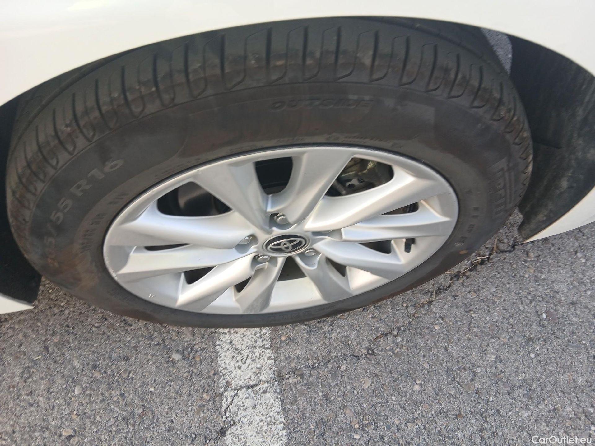  Toyota  Corolla TOYOTA  / 2019 / 5P / familiar 140H Active Plus Touring Sport #13