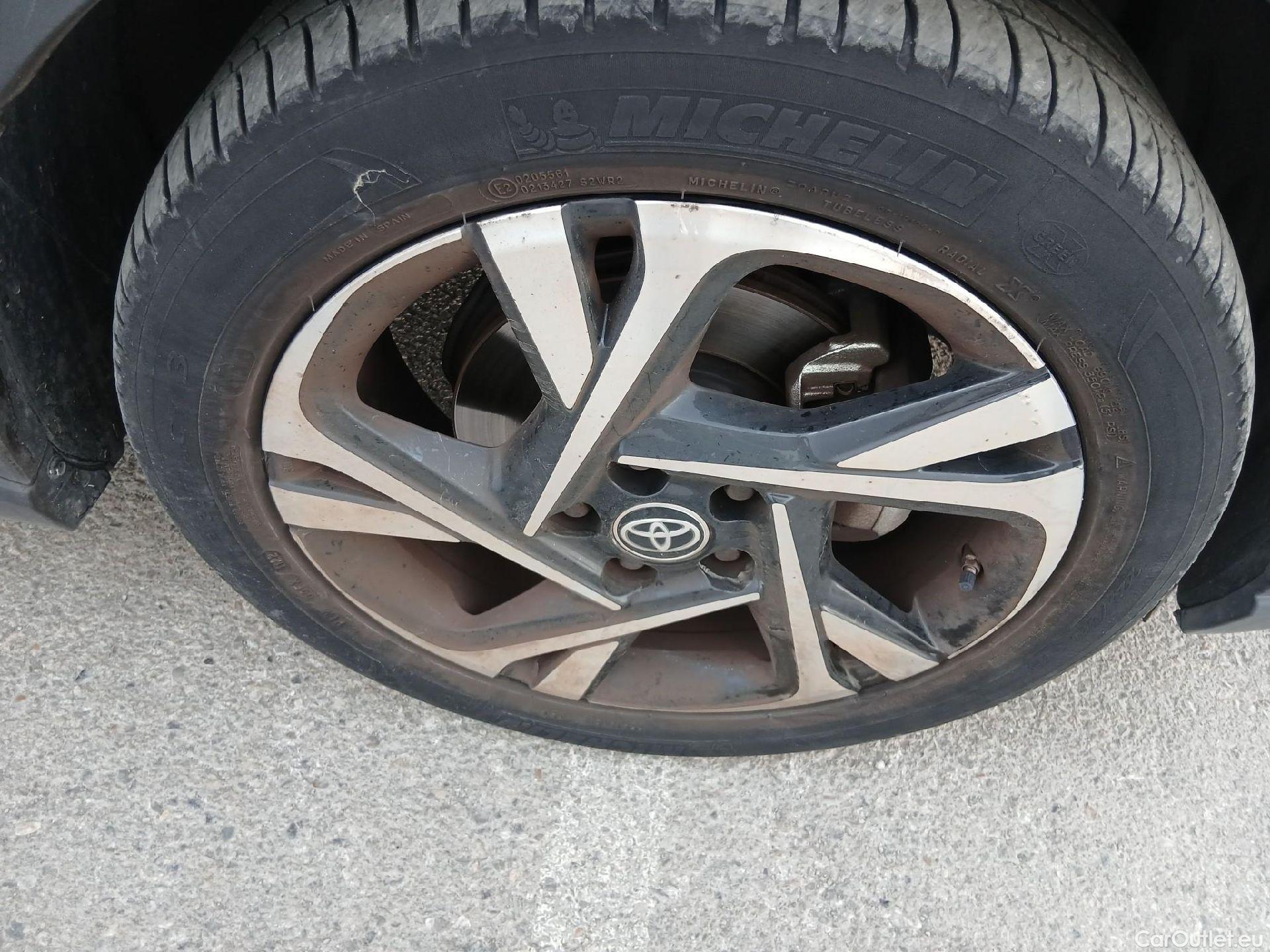  Toyota  C-HR TOYOTA  / 2019 / 5P / todoterreno 1.8 125H Advance #37