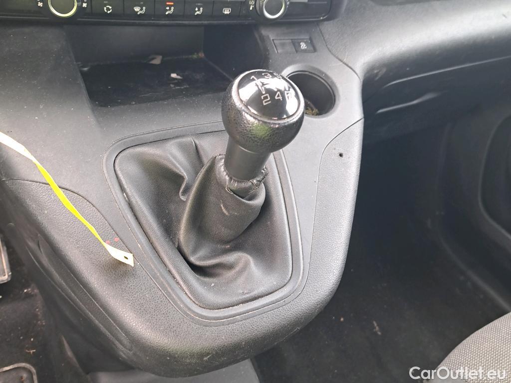  Citroen  Berlingo CITROEN  / 2018 / 4P / combi Talla M BlueHDi 100 LIVE (AC) #27