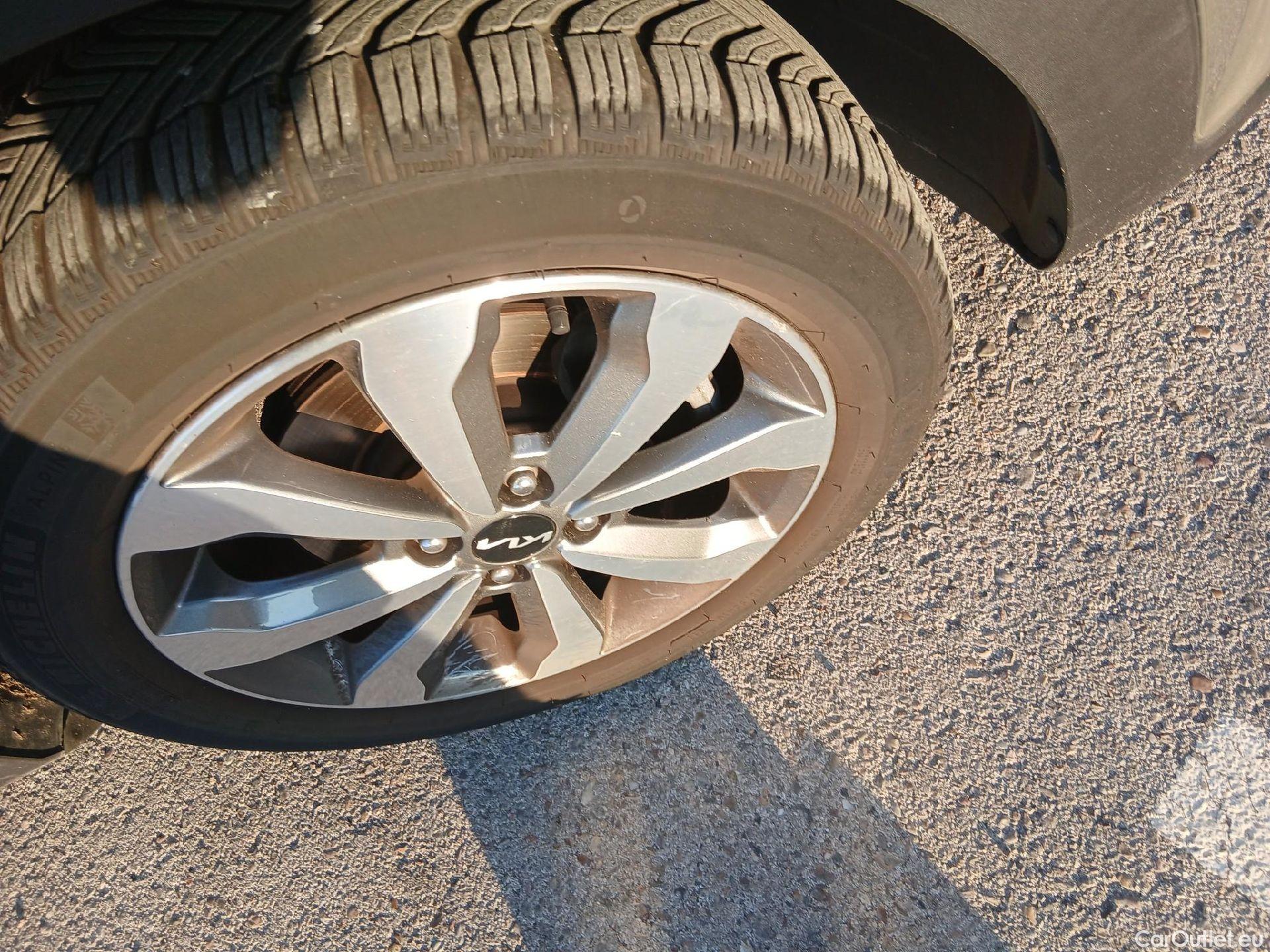  KIA  STONIC KIA  / 2017 / 5P / todoterreno 1.0 T-GDi 88kW (120CV) MHEV iMT Drive #13
