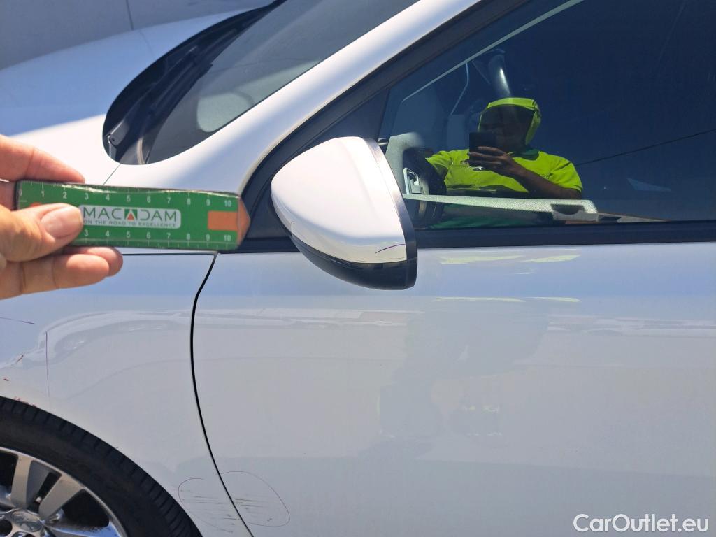  Peugeot  308 PEUGEOT  / 2017 / 5P / berlina con portón 5p Active Pack PureTech 110 S&S (AC) #52