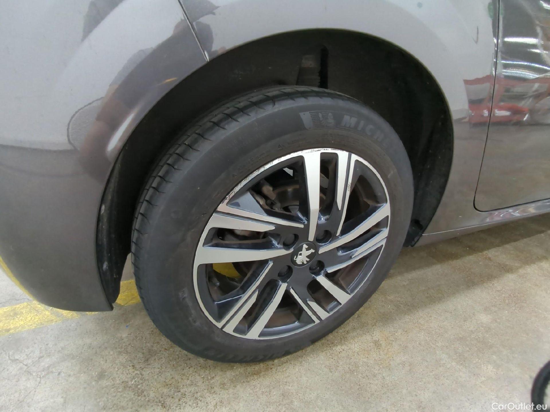  Peugeot  208  Allure Pack 1.2 PureTech 100CV BVM6 E6d #15