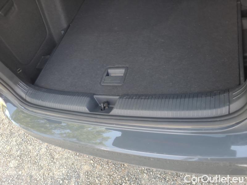  Volkswagen  Golf  VIII (CD1) (2019) Var.2.0TDI 110 Style 5d #11