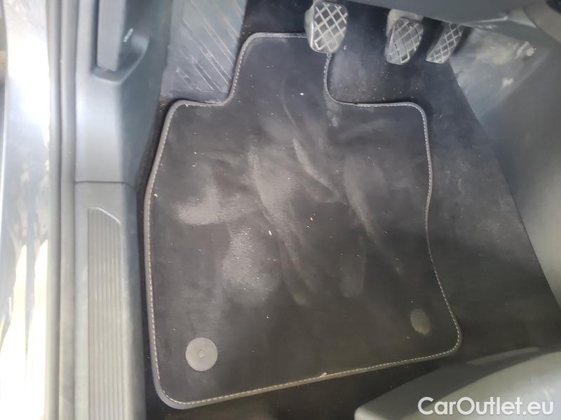  Volkswagen  Golf  VIII (CD1) (2019) Var.2.0TDI 110 Style 5d #7