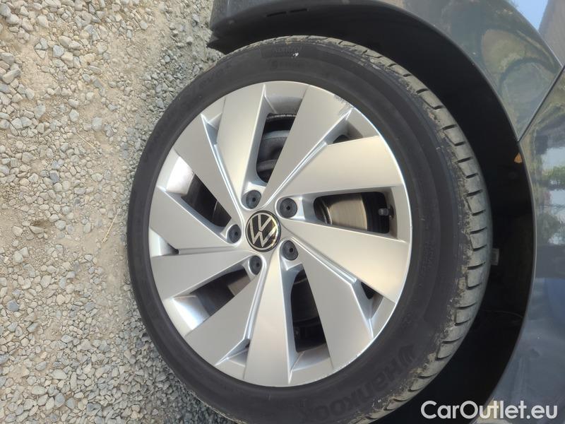  Volkswagen  Golf  VIII (CD1) (2019) Var.2.0TDI 110 Style 5d #3