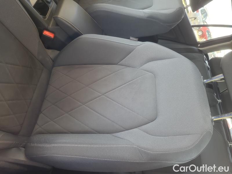  Volkswagen  Golf  VIII (CD1) (2019) Var.2.0TDI 110 Style 5d #9
