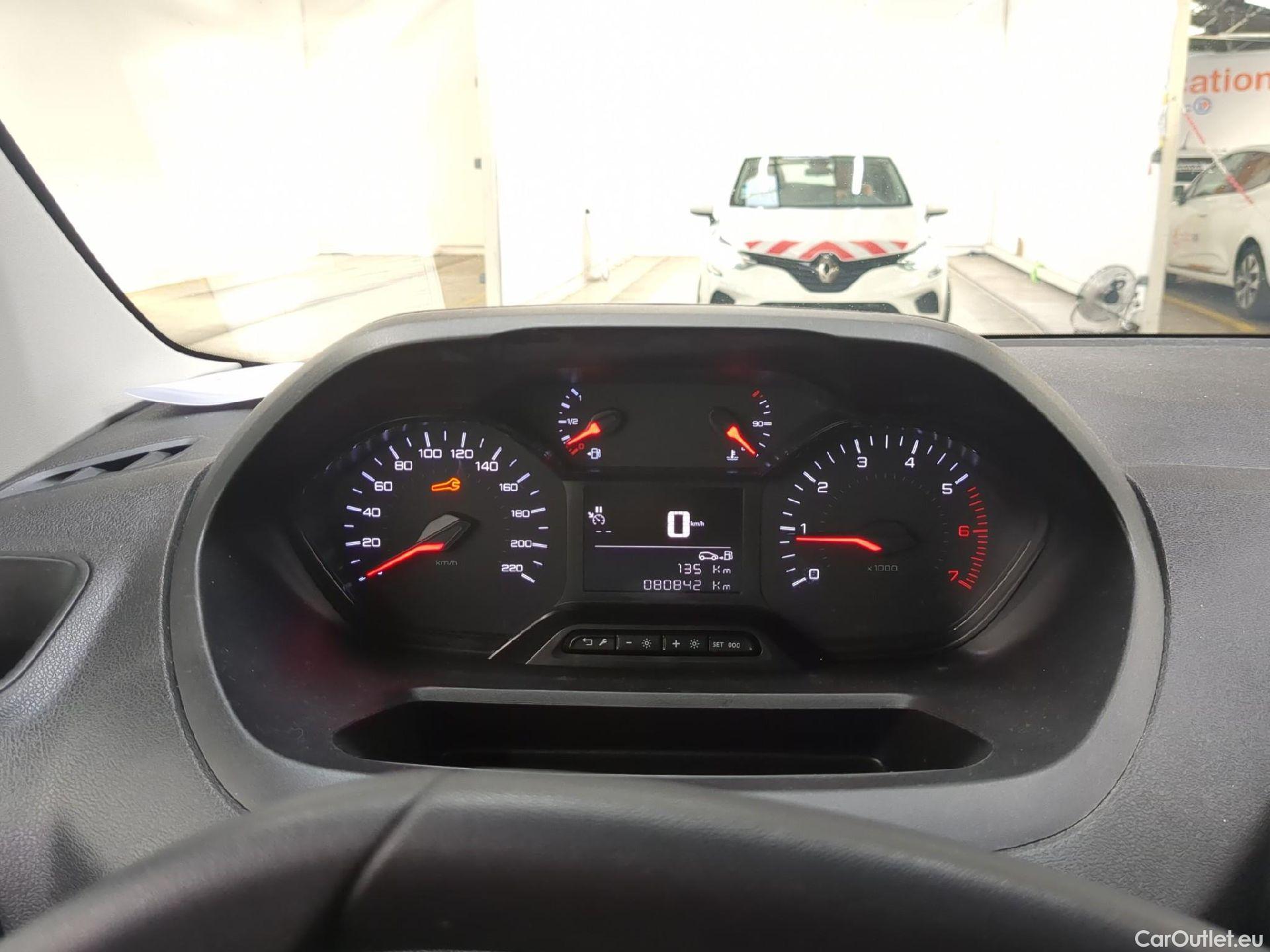  Peugeot  Partner PEUGEOT  / 2018 / 4P / Fourgonnette PURETECH 110 S&S STANDARD 650KG PREMIUM #1