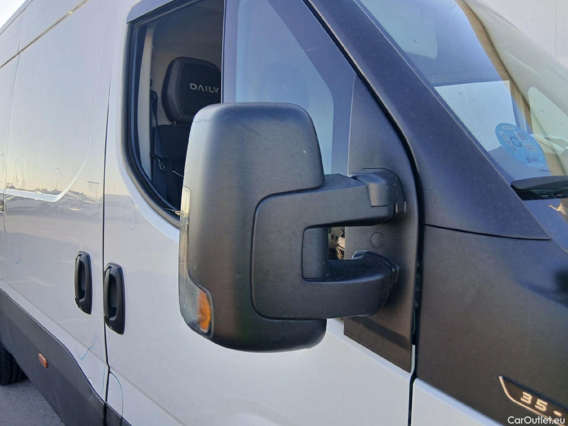  Iveco  Daily IVECO  / 2021 / 4P / furgón 2.3 TD 35S 16 A8 V 3520L/H2 12 M3 #65